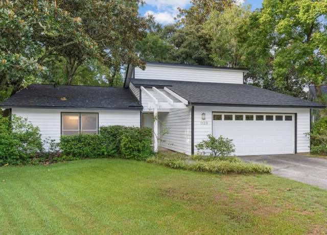 Property at 1129 Yorktown Ct, Mount Pleasant, SC 29464, 4 beds, 2 baths