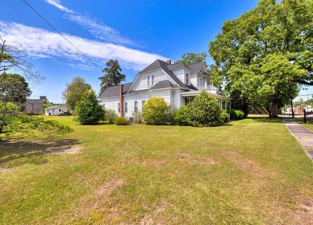 Property at 10 Briggs St, Summerton, SC 29148, 5 beds, 3 baths