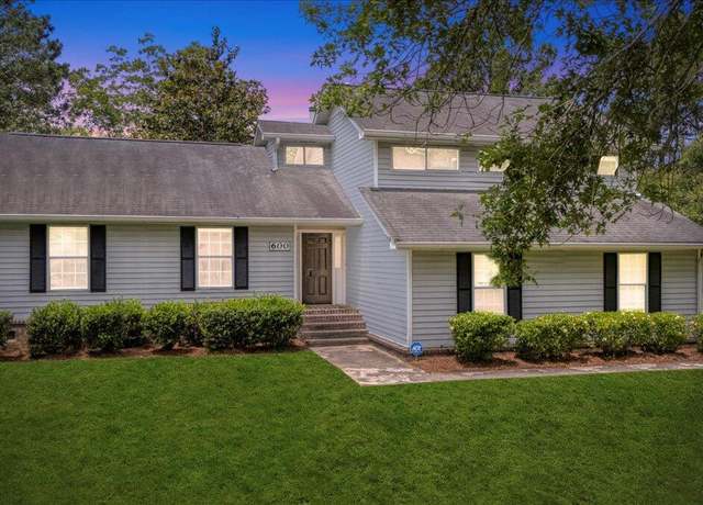 Property at 600 Dolphin Dr, Summerville, SC 29485, 4 beds, 2 baths