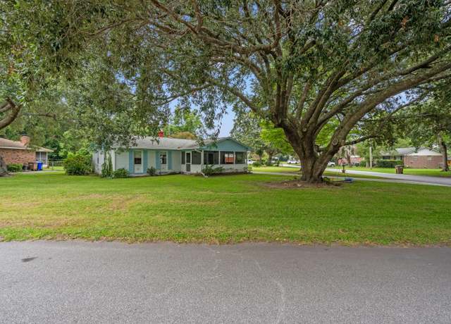 Property at 1147 Lighthouse Blvd, Charleston, SC 29412, 3 beds, 1.5 baths
