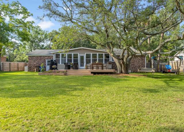 Property at 689 Port Cir, Charleston, SC 29412, 3 beds, 2.5 baths