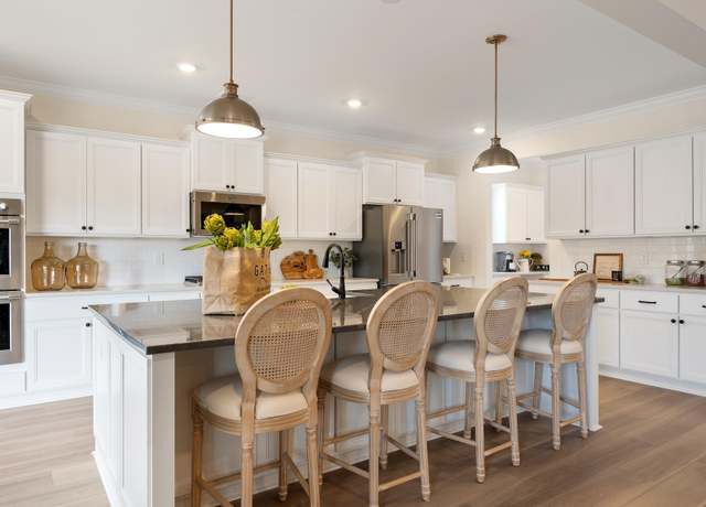 Property at 147 Seaton St, Summerville, SC 29486, 5 beds, 4.5 baths