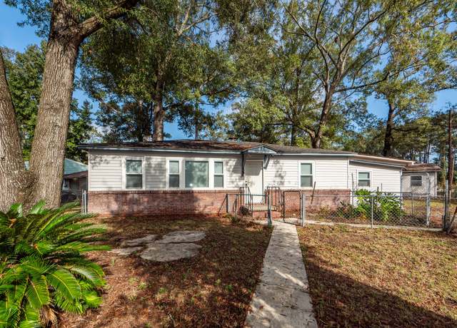 Property at 20 Stratton Dr, Charleston, SC 29420, 4 beds, 2 baths