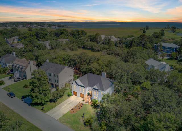 Property at 261 Palm St, Mount Pleasant, SC 29464, 3 beds, 2.5 baths