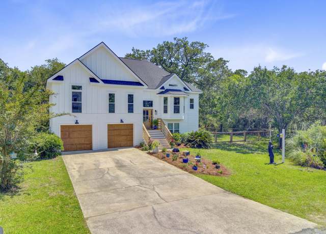 Property at 261 Palm St, Mount Pleasant, SC 29464, 3 beds, 2.5 baths