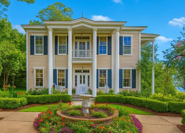 Property at 301 E Richardson Ave, Summerville, SC 29483, 6 beds, 5 baths