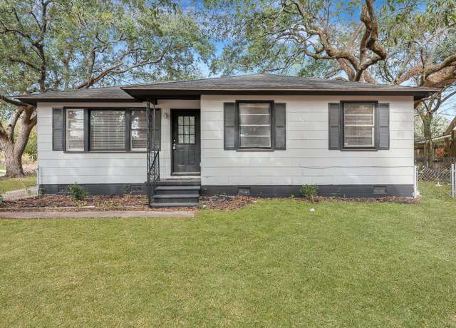 Property at 1652 Larry St, North Charleston, SC 29405, 3 beds, 1.5 baths
