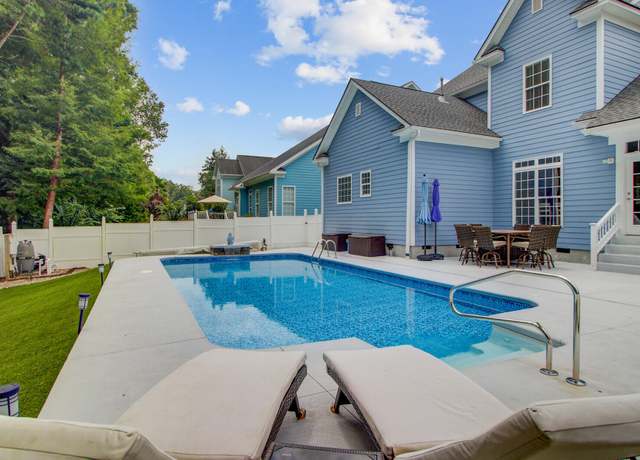 Property at 219 Carolinian Dr, Summerville, SC 29485, 5 beds, 3.5 baths