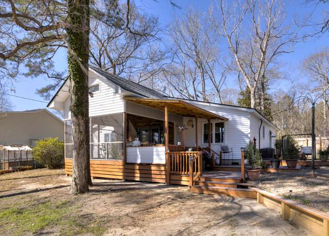Property at 1030 Coffey St, Manning, SC 29102, 3 beds, 2.5 baths