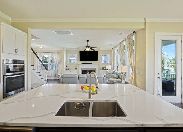 Property at 1251 Weather Helm Dr, Mount Pleasant, SC 29466, 5 beds, 5 baths