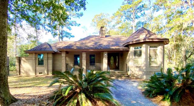 Photo of 10 Dolphin Point Dr, Beaufort, SC 29907