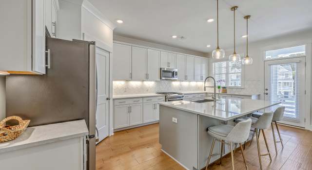 Photo of 320 Laurens View Ln, Charleston, SC 29492