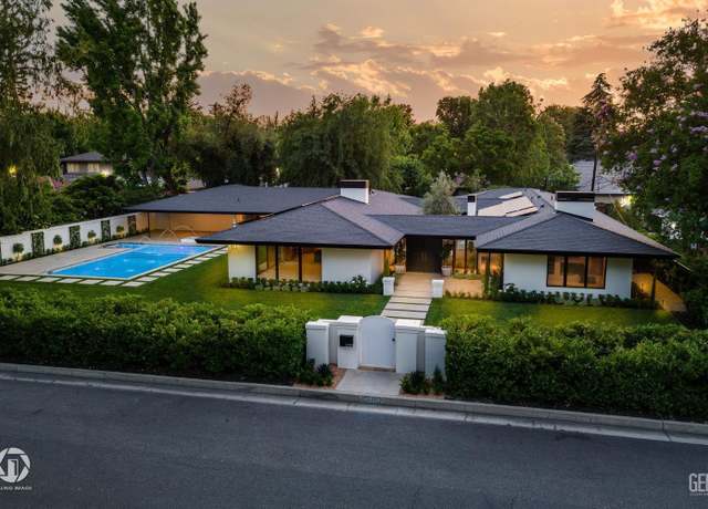 Property at 2221 Myrtle St, Bakersfield, CA 93301, 4 beds, 3.5 baths