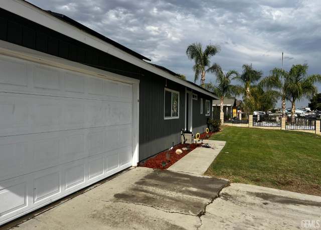Property at 400 Stirrup Ave, Bakersfield, CA 93307, 3 beds, 2 baths