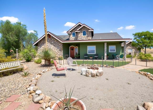 Property at 1929 Comanche Dr, Bakersfield, CA 93307, 2 beds, 3 baths