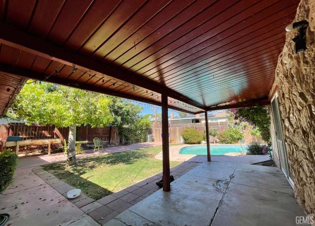 Property at 2813 Hollins St, Bakersfield, CA 93305, 3 beds, 2 baths