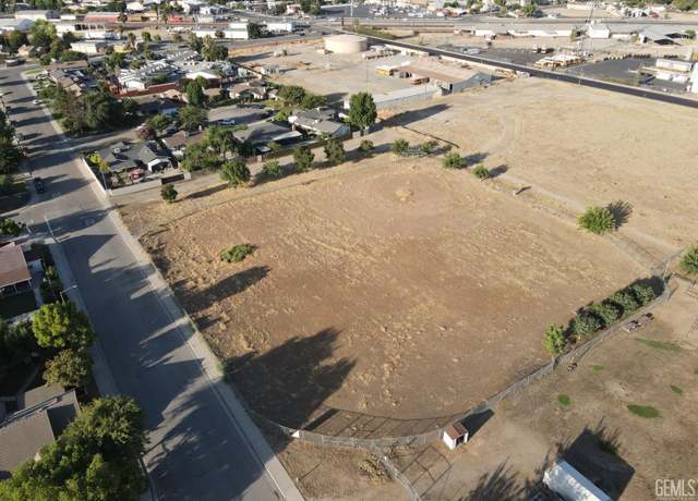 Property at 155 Redwood Dr, Shafter, CA 93263