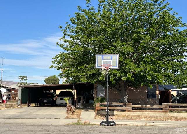 Property at 105 Polk St, Taft, CA 93268, 3 beds, 1 bath
