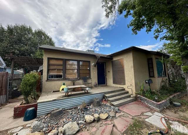 Property at 104 Quincy St, Bakersfield, CA 93305, 3 beds, 3 baths