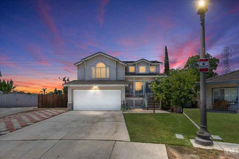 Photo of 8408 Hemlock Ct Bakersfield, CA 93311