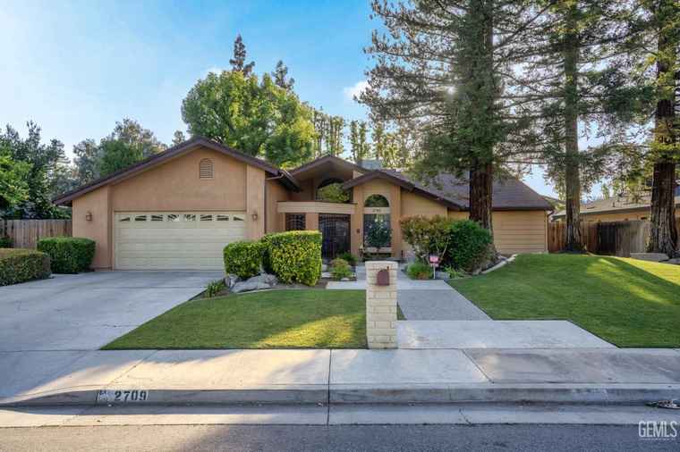 Photo of 2709 Manitou Way Bakersfield, CA 93309