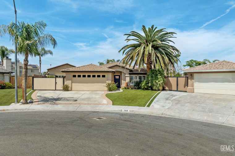 Photo of 5818 Clear Valley Ct Bakersfield, CA 93313