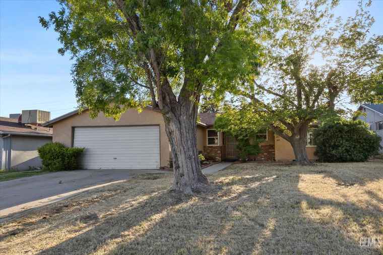 Photo of 2804 Arnold St Bakersfield, CA 93305
