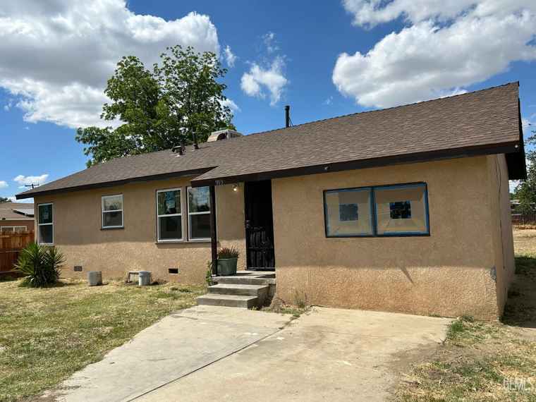 Photo of 905 Hacienda Dr Bakersfield, CA 93307
