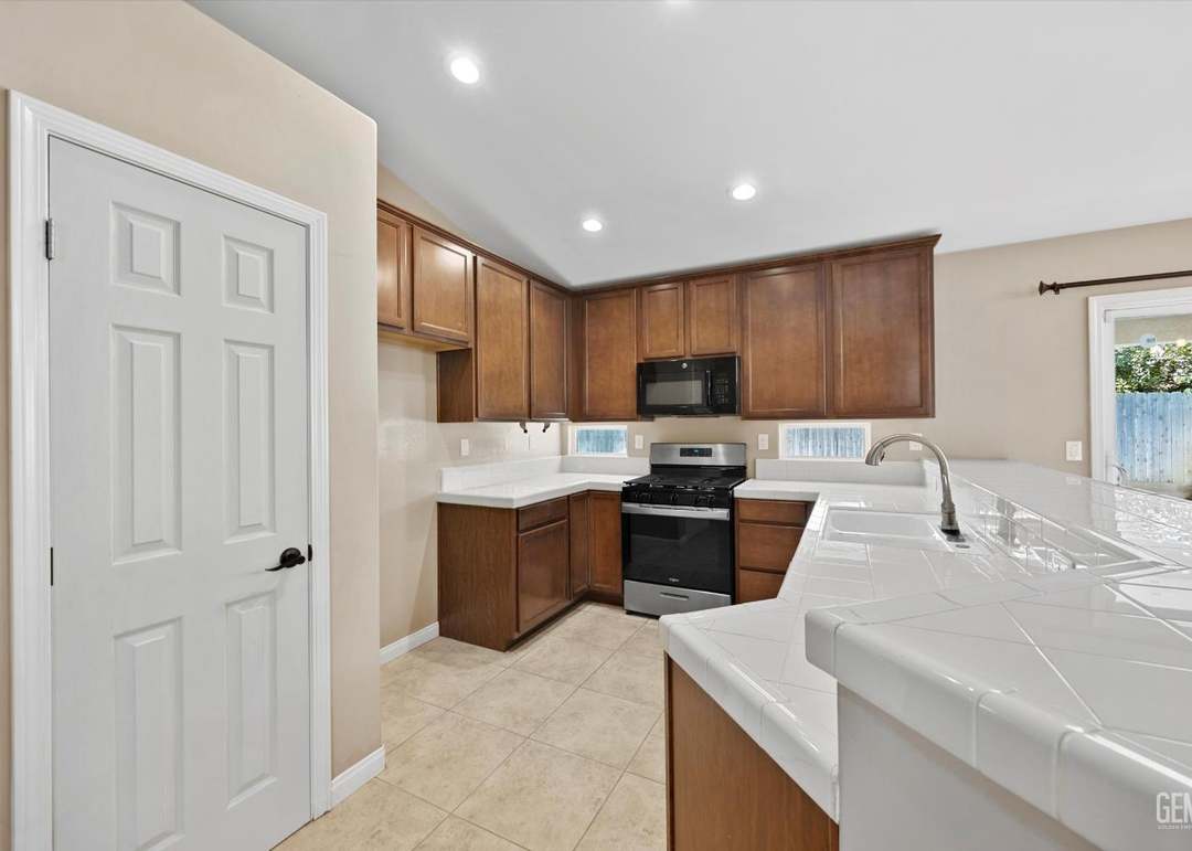10813 Howell Mountain Dr, Bakersfield, CA 93312