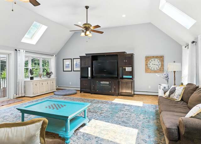 Property at 207 Oak Ridge Rd, Plaistow, NH 03865, 4 beds, 3.5 baths