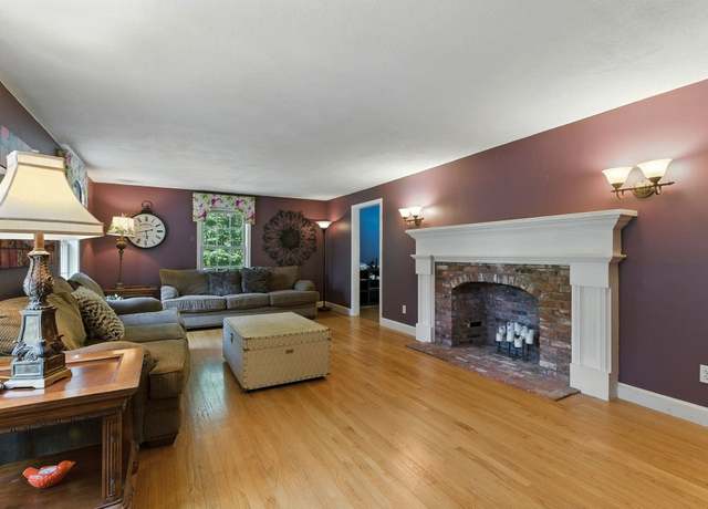 Property at 207 Oak Ridge Rd, Plaistow, NH 03865, 4 beds, 3.5 baths