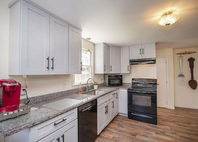 Property at 49 Boulder Dr, Londonderry, NH 03053, 2 beds, 1.5 baths