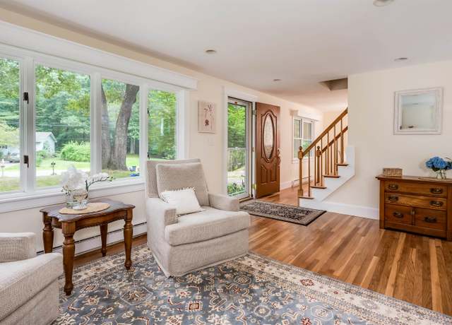 Property at 8 Woodridge Rd, Durham, NH 03824, 5 beds, 4 baths
