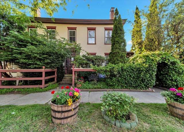 Property at 89B N Champlain St, Burlington, VT 05403, 2 beds, 1.5 baths