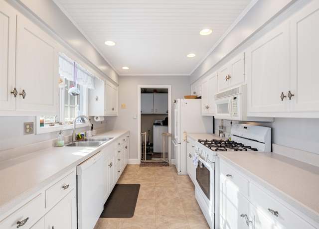 Property at 104 Northview Dr, Clarendon, VT 05759, 3 beds, 2 baths