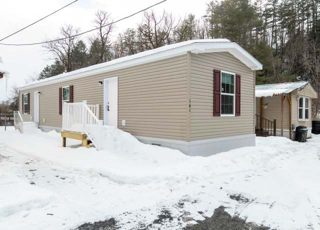 Property at 141 Oak St, St. Johnsbury, VT 05819, 2 beds, 1 bath