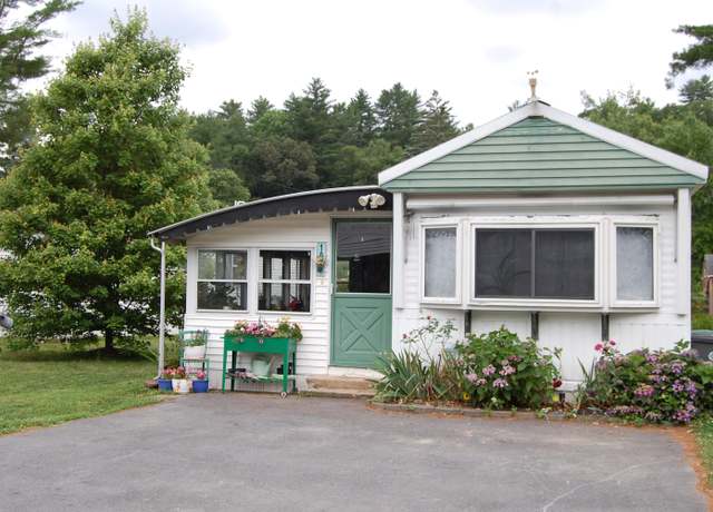 Property at 10 Dart St, Hooksett, NH 03106, 2 beds, 1 bath