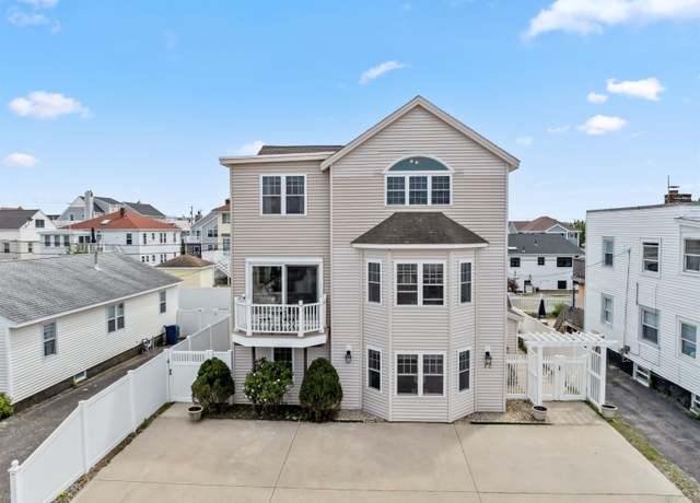 Property at 72 Plymouth St, Seabrook, NH 03874, 5 beds, 3 baths