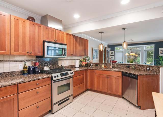Property at 186 Hummingbird Ln, South Burlington, VT 05403, 3 beds, 2.5 baths