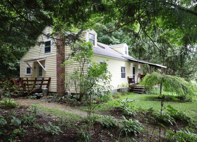 Property at 133 Barker Ave, St. Johnsbury, VT 05819, 4 beds, 1 bath