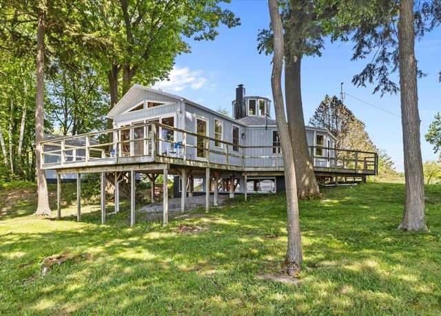 Property at 144 Lakewood Dr, Swanton, VT 05488, 3 beds, 2 baths