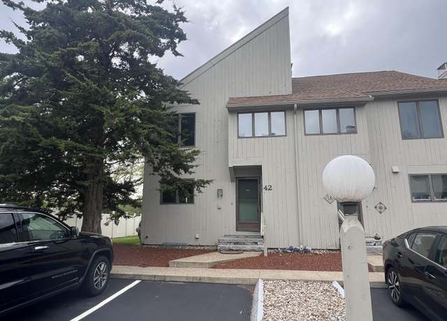 Property at 65 Victoria St Unit 42, Manchester, NH 03104, 2 beds, 1.5 baths