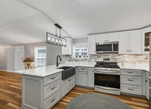 Property at 20 E Marina Rd, Gilford, NH 03249, 2 beds, 2 baths