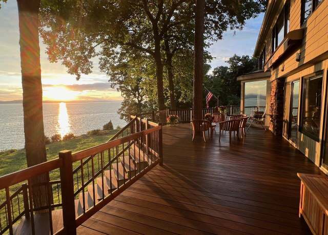 Property at 25 Oakledge Dr, Burlington, VT 05401, 4 beds, 5 baths