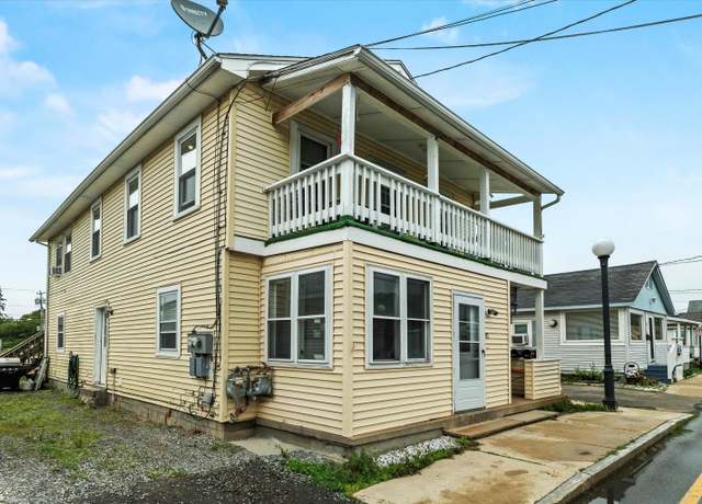 Property at 50 Highland Ave, Hampton, NH 03842, 4 beds, 2 baths