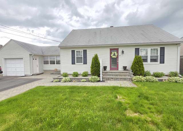 Property at 42 Lund St, Nashua, NH 03060, 3 beds, 1.5 baths