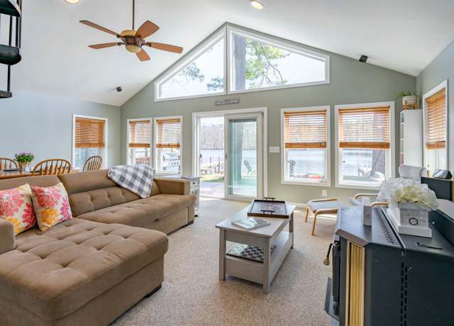 Property at 1011 Collettes Grove Rd, Derry, NH 03038, 2 beds, 1 bath