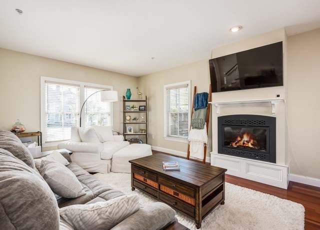 Property at 480 State St #1, Portsmouth, NH 03801, 2 beds, 1.5 baths