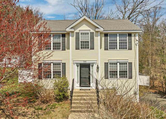 Property at 220 Arah St, Manchester, NH 03104, 3 beds, 2.5 baths