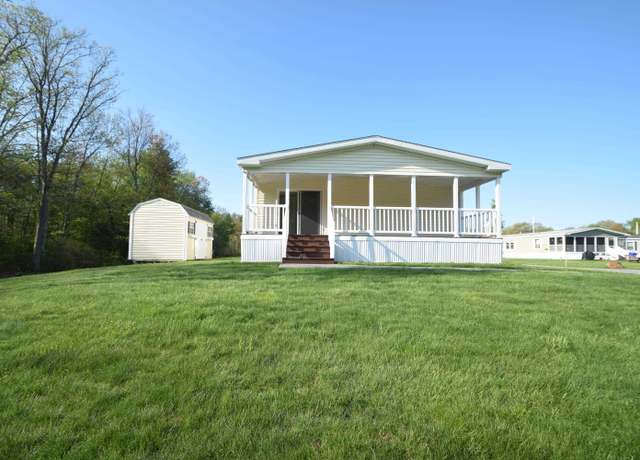 Property at 4 Edmund Meadow Ln, Hampstead, NH 03841, 2 beds, 2 baths